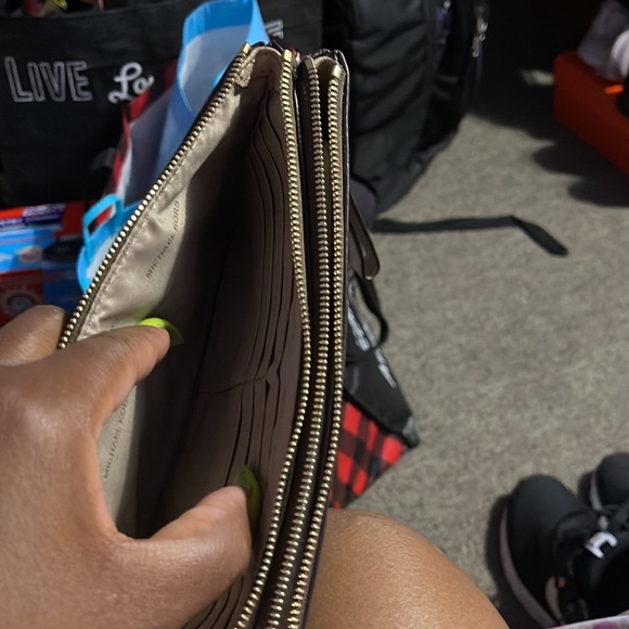 Michael Kors double zip wallet wristlet used once but in good condition - Picture 5 of 9